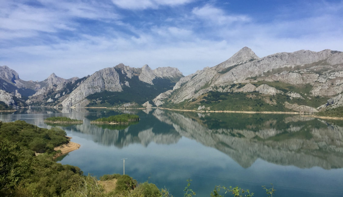 Pantano de Riaño y montañas