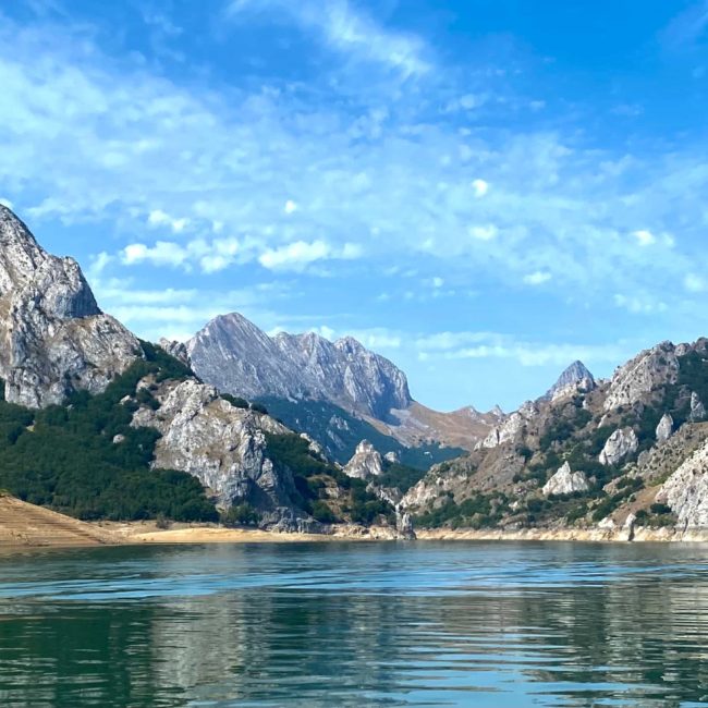 El pantano entre la montaña de Riaño