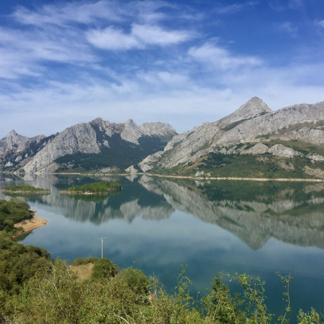 Pantano de Riaño y montañas