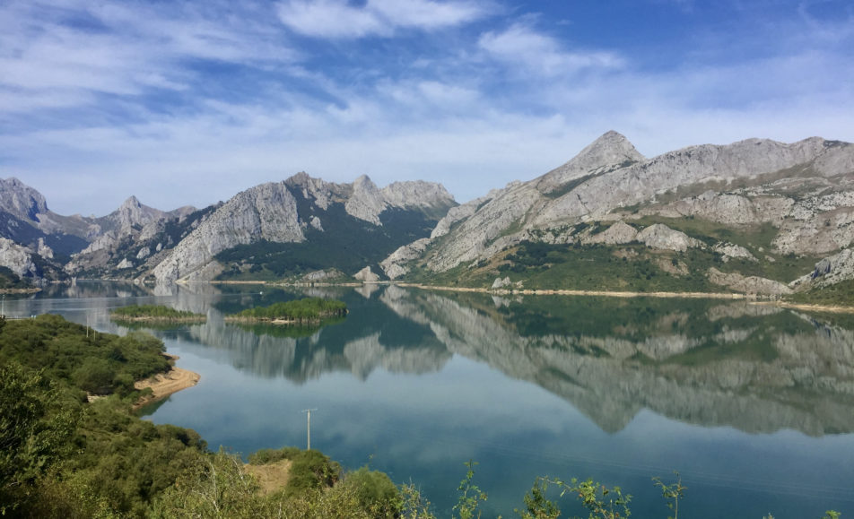 Pantano de Riaño y montañas