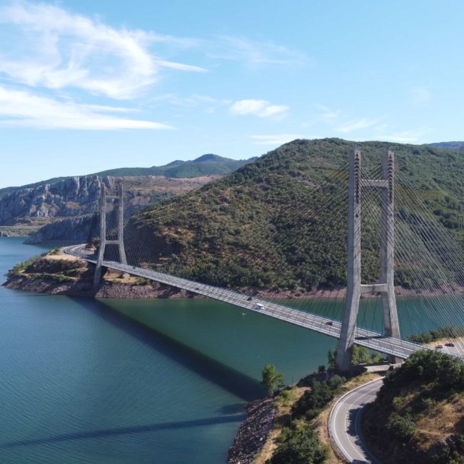 Puente sobre el embalse