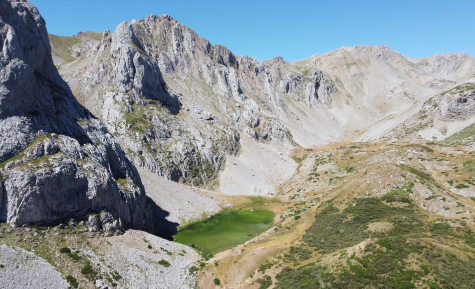 Laguna entre montañas