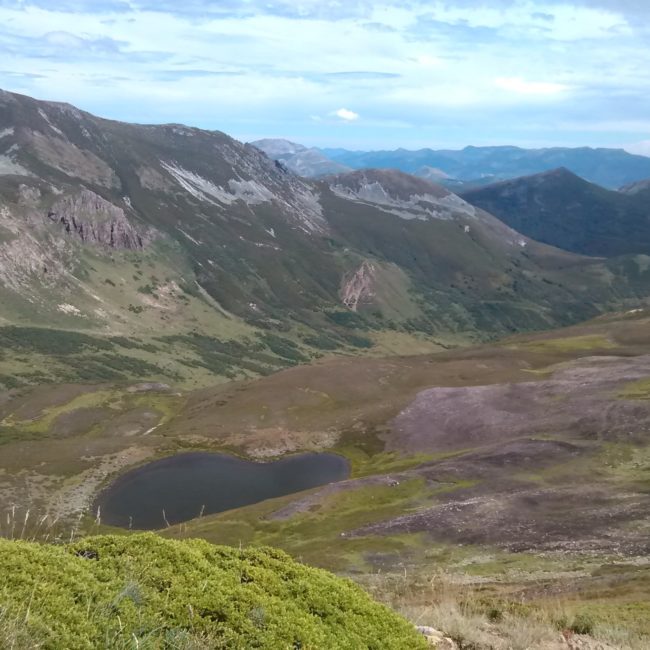 Lago en el monte