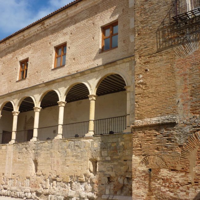 Exterior del palacio con muros