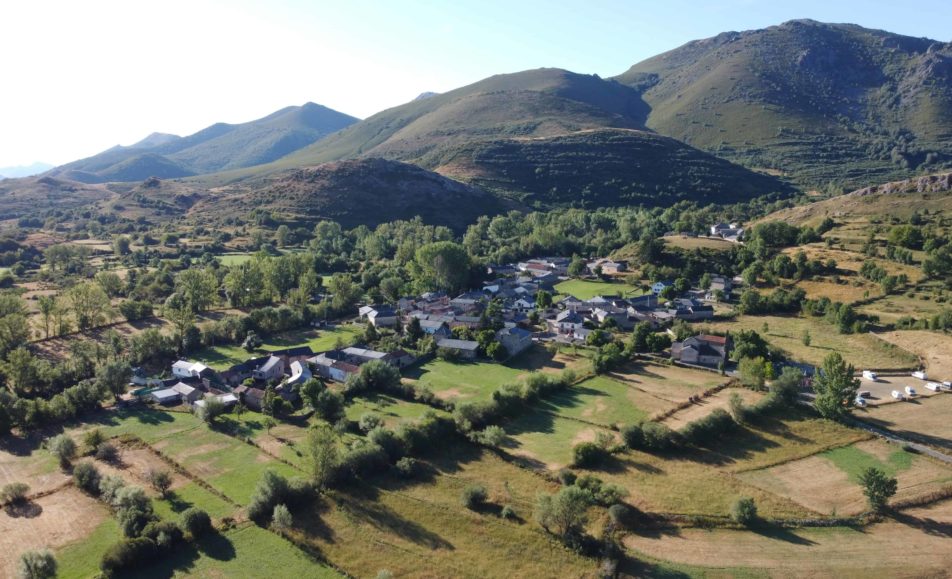 Pueblo entre las montañas