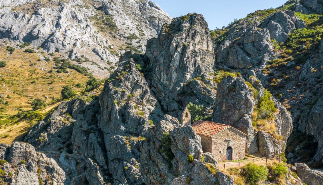 Edificio de piedra entre las rocas