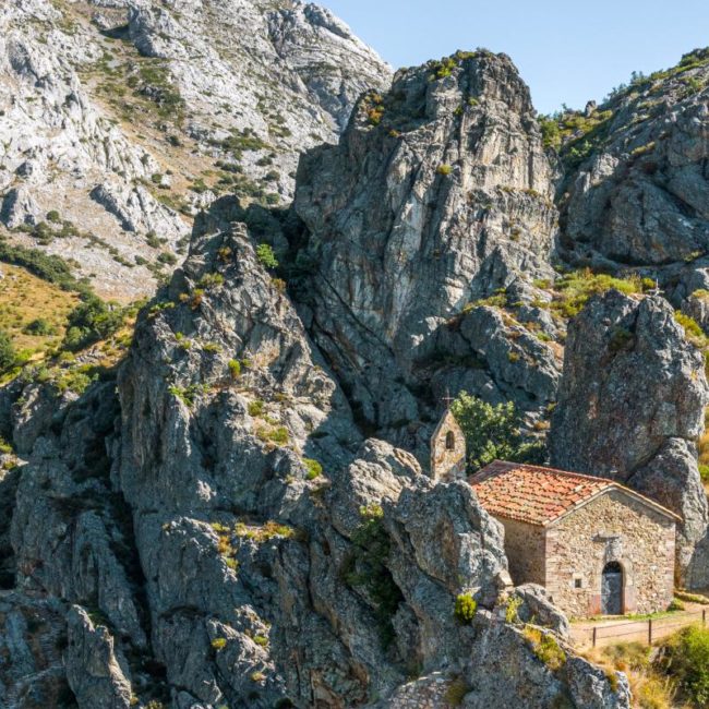 Edificio de piedra entre las rocas