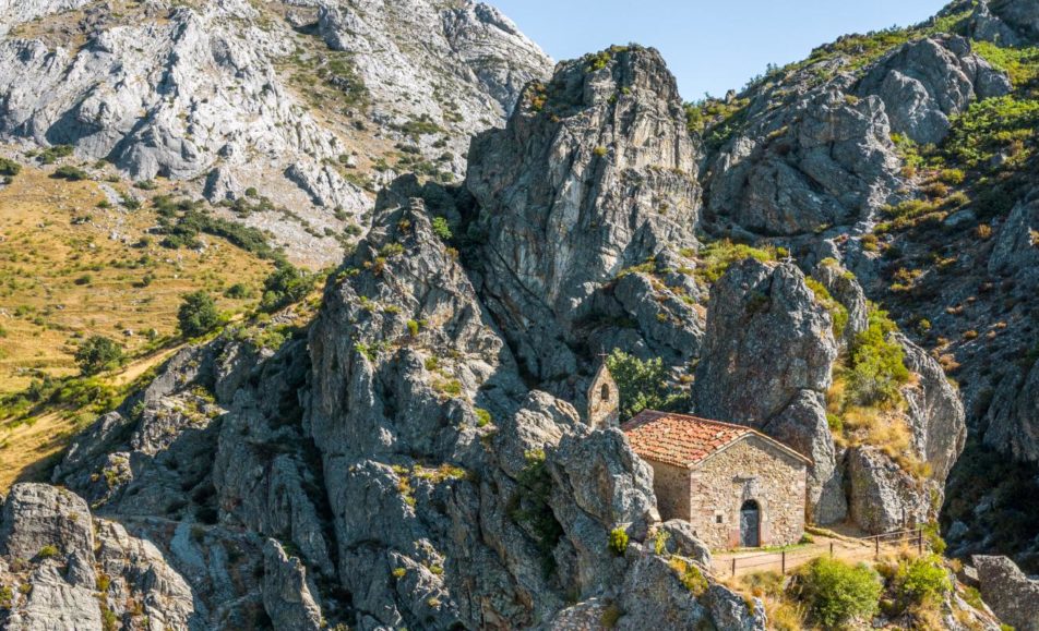 Edificio de piedra entre las rocas