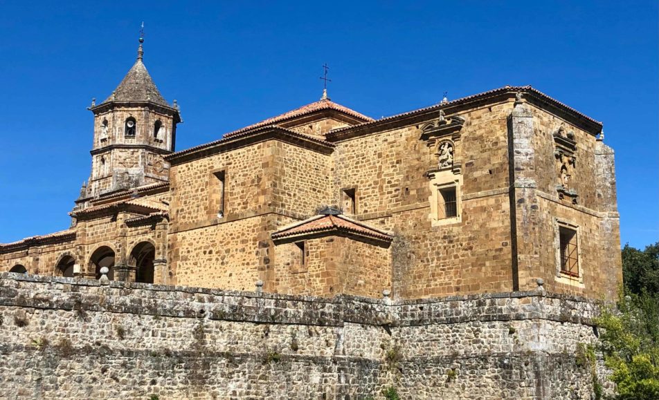 Vista lateral de la iglesia