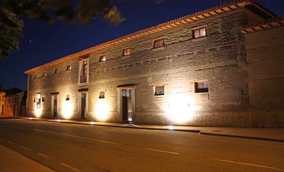 Fachada del edificio de noche