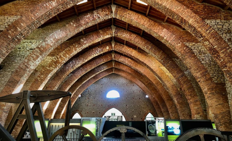 Interior del museo con arcos de piedra