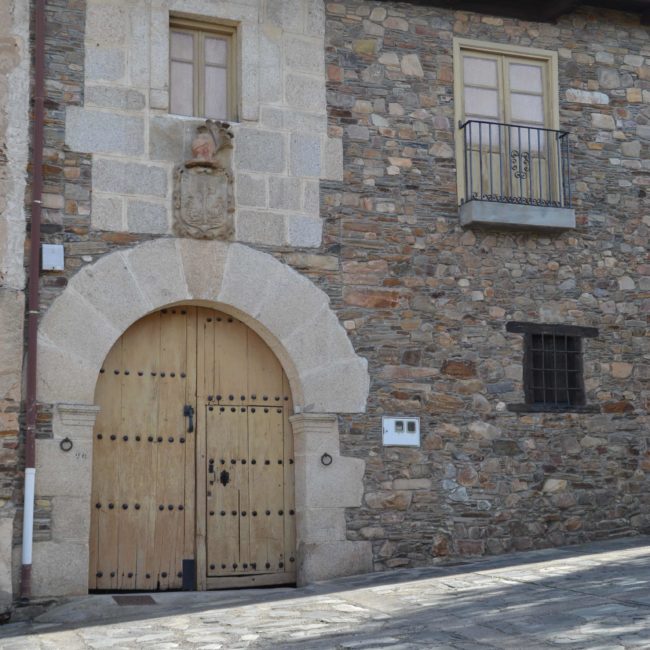 Puerta de fachada de una casa de piedra