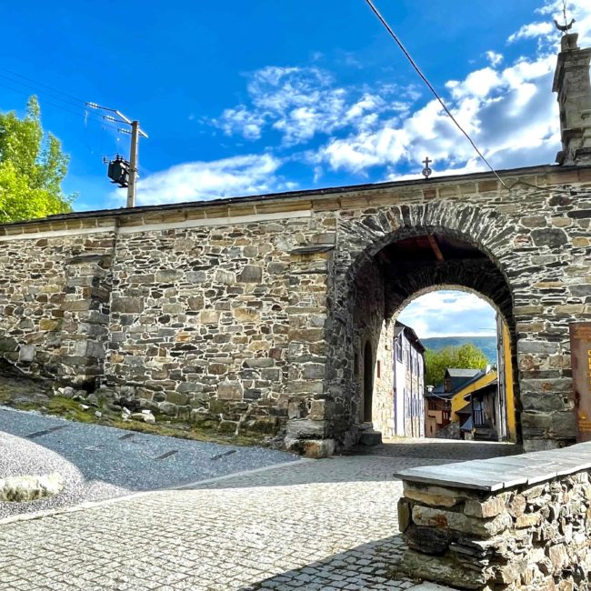 Arco que pasa por debajo de la iglesia