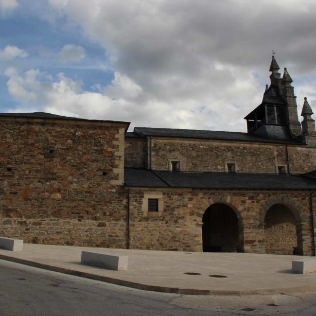 Vista lateral de la ermita