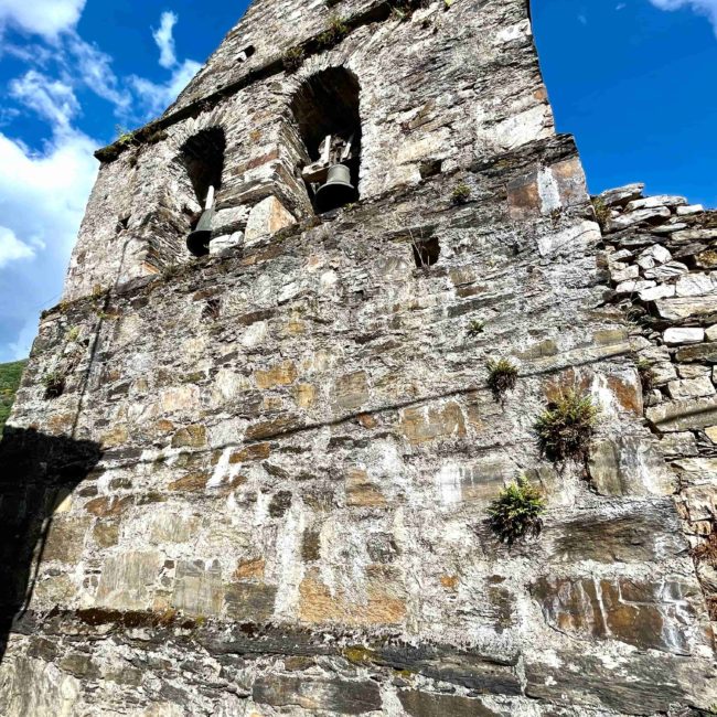 Fachada de la iglesia de piedrad