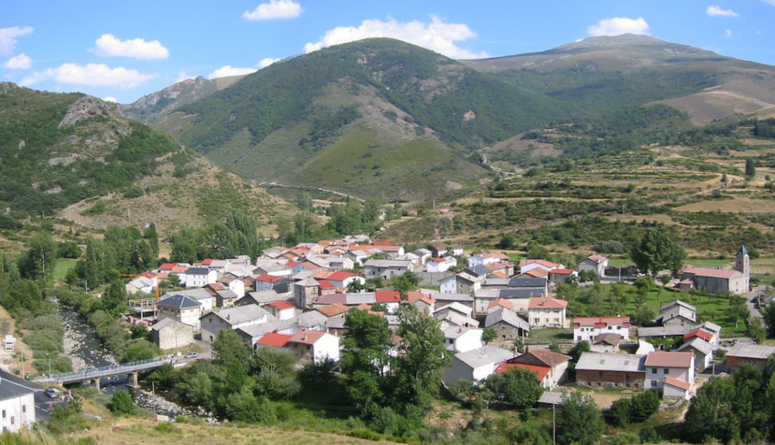 Pueblo entre las montañas