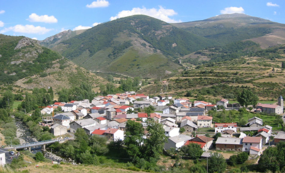 Pueblo entre las montañas