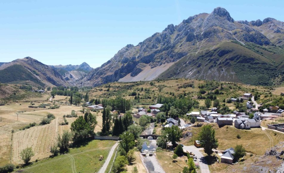 Pueblo con montaña al fondo