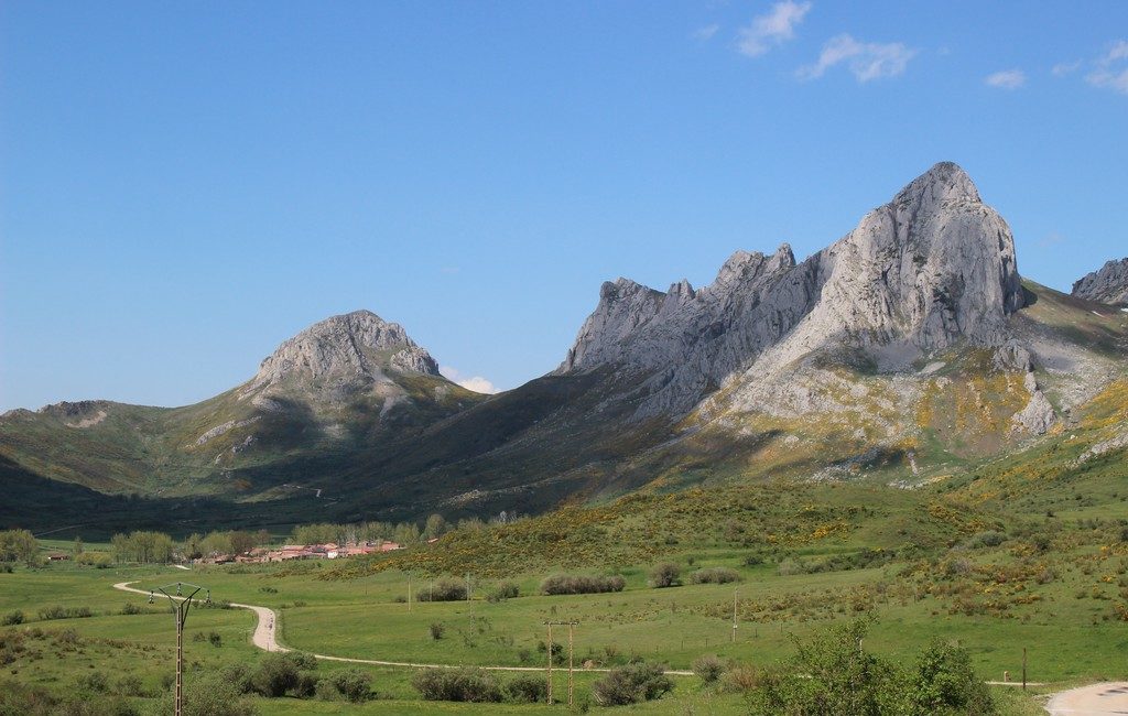 Montañas y valle