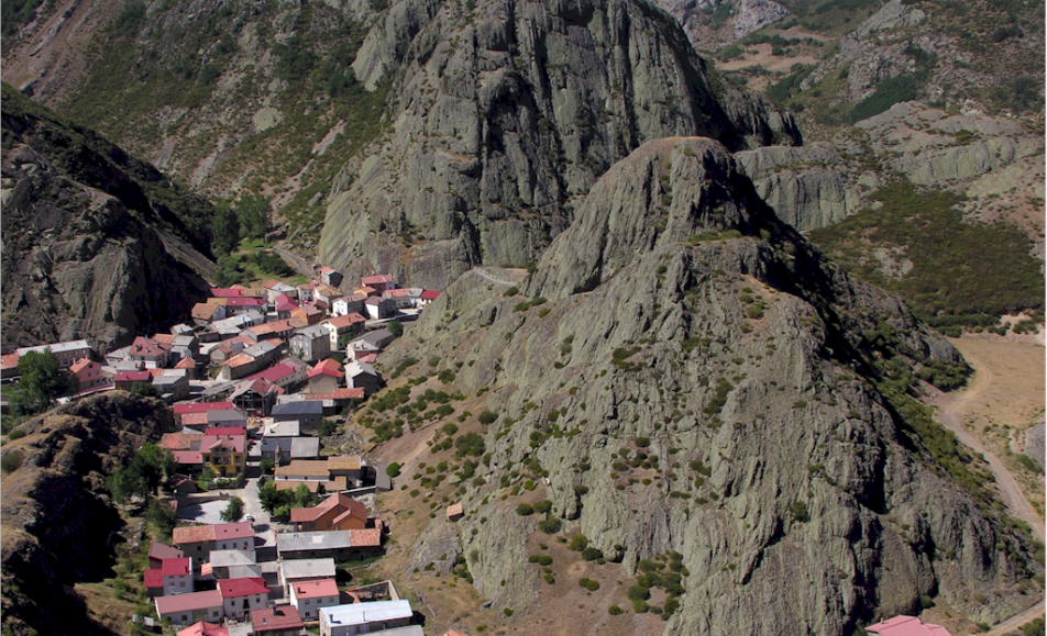 Pueblo y montañas