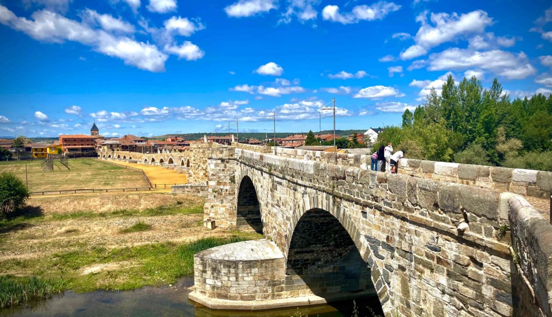 Puente de entrada a un pueblo