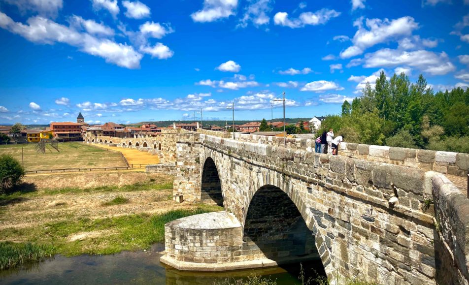 Puente de entrada a un pueblo