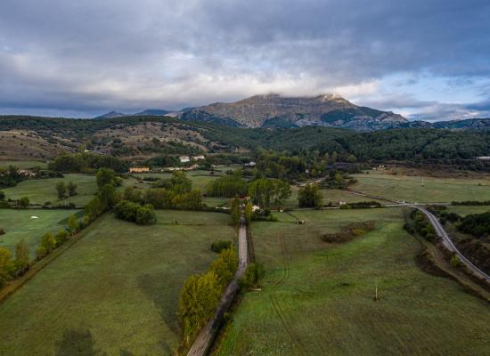 Valle entre montañas