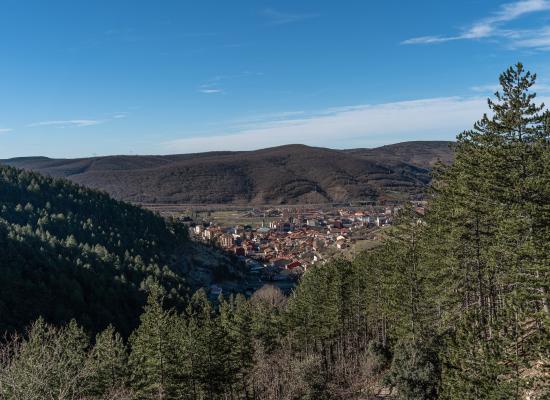 Pueblo entre las montañas