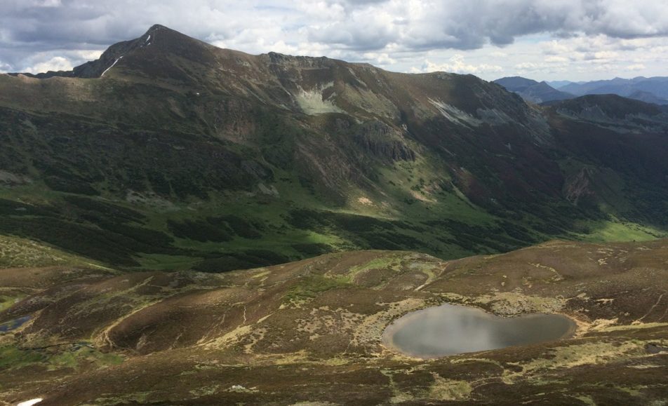 Lago en las montañas