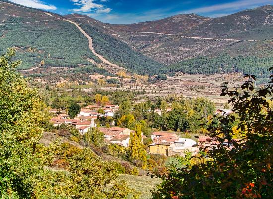 Pueblo entre montañas