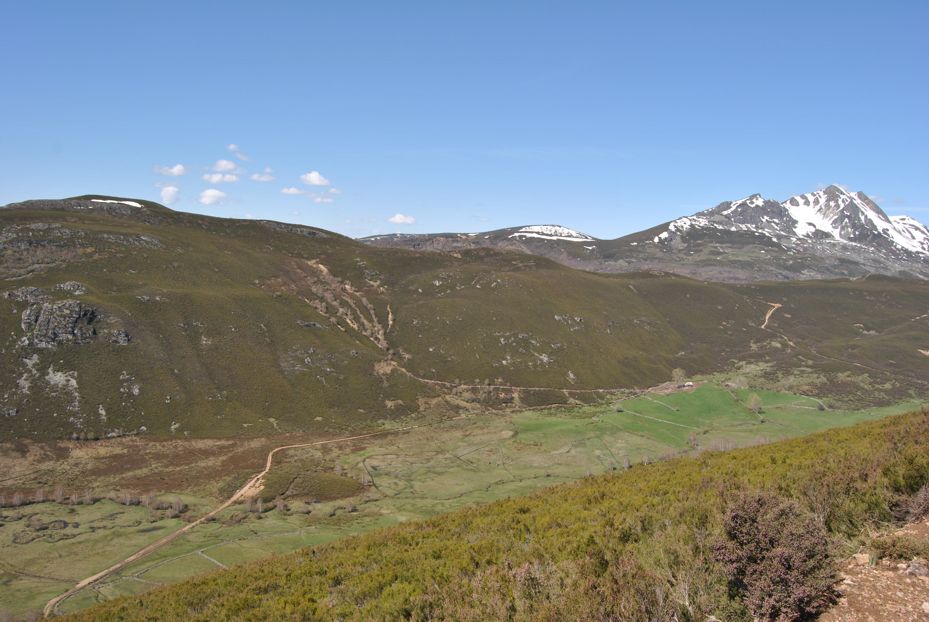 Valle y montañas