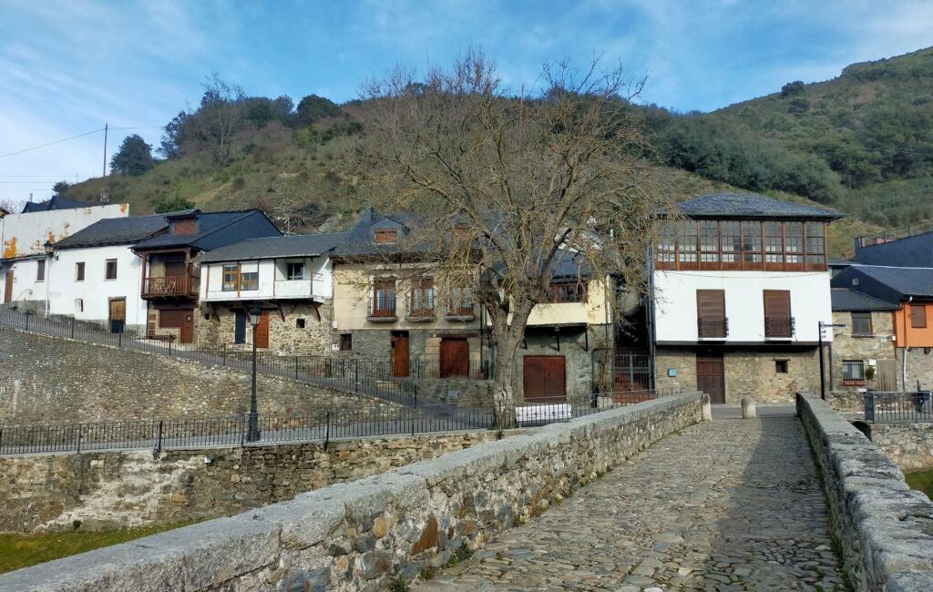 Vista de un puente romano de piedra