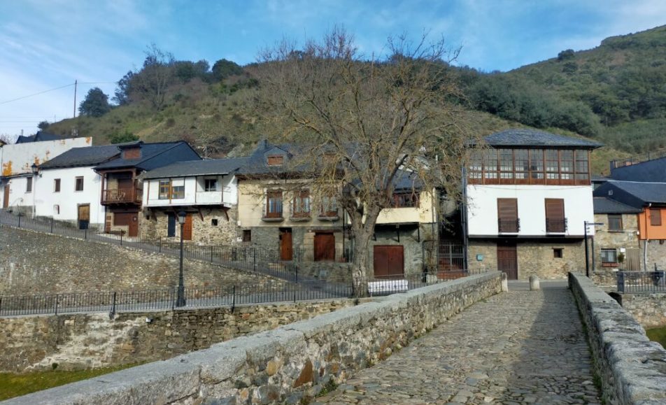 Vista de un puente romano de piedra