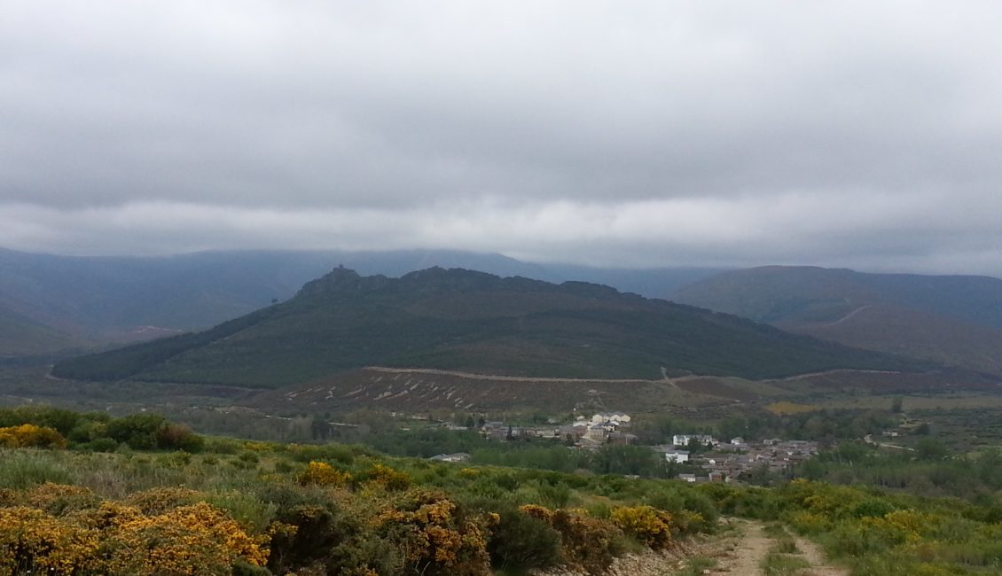 Vista del pueblo con las montañas