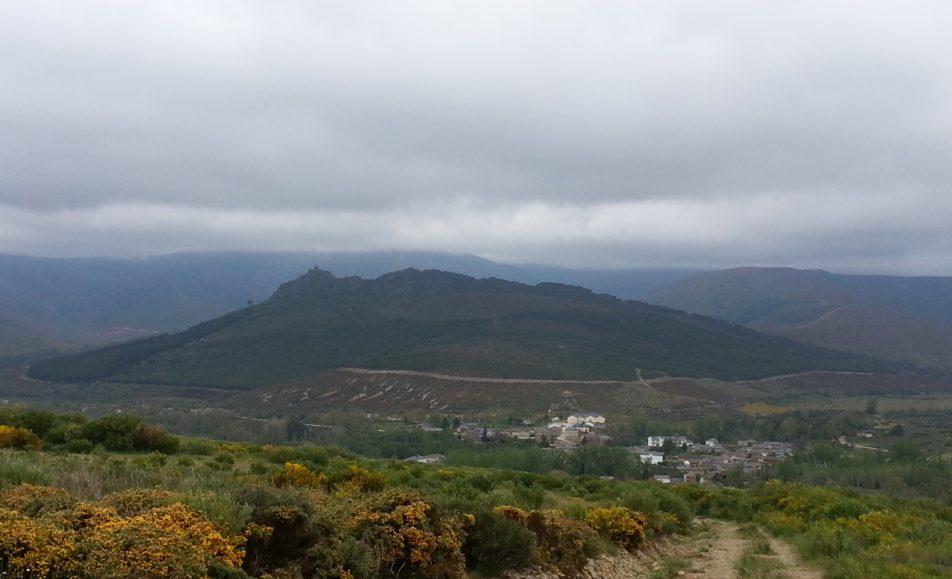 Vista del pueblo con las montañas