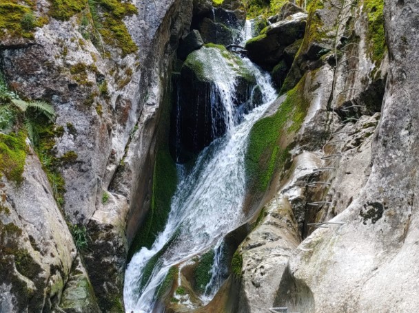 Agua en las rocas