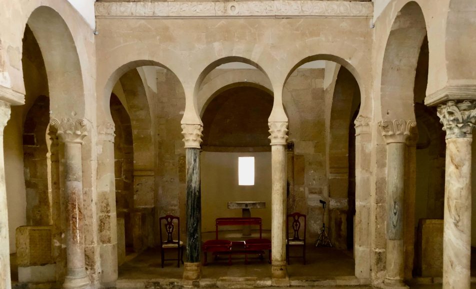 Interior con columnas de un templo