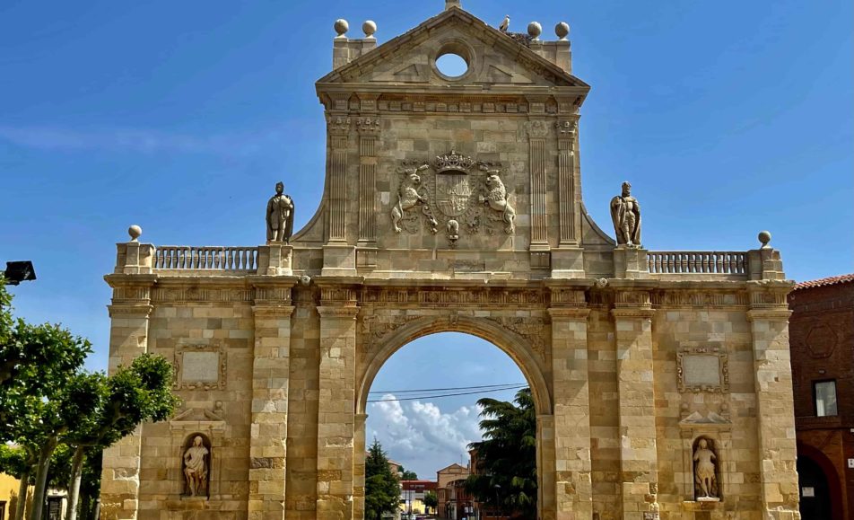 Puerta de piedra