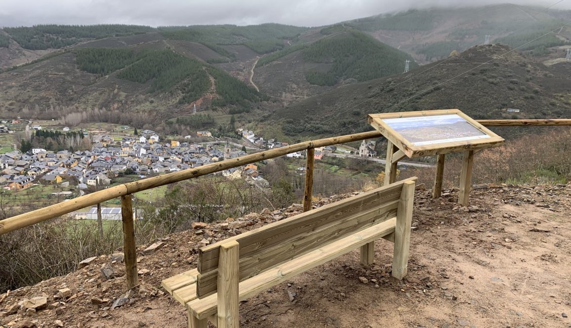 Banco en un mirador al pueblo