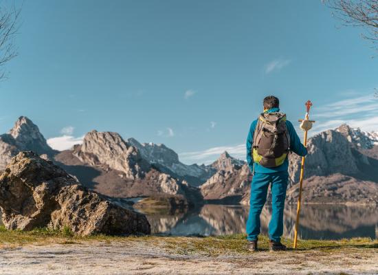 Una persona en un lago