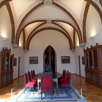 Sala con sillas del Palacio de Astorga